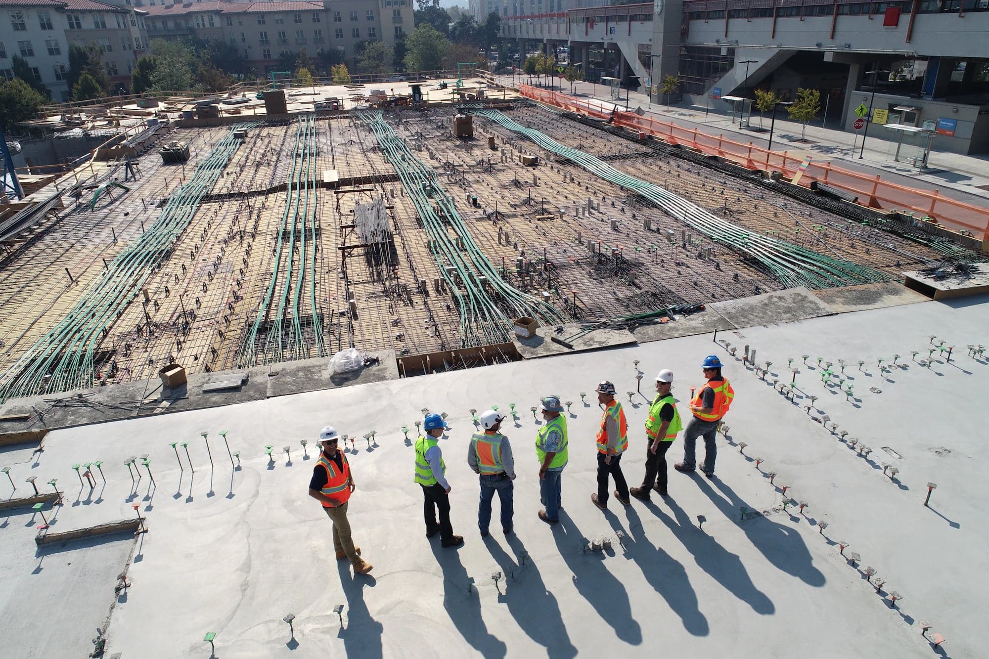 Execução de estrutura de concreto em uma obra acompanhada por equipe técnica